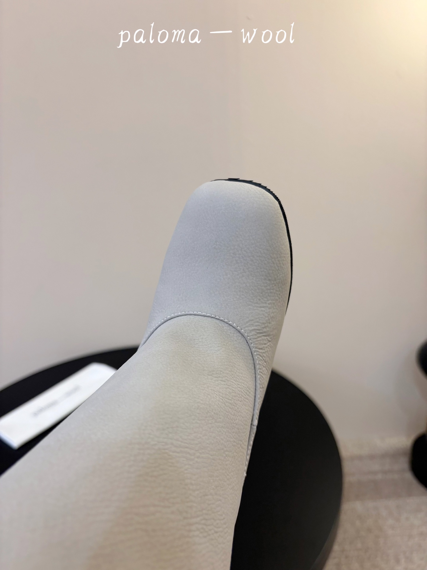 Paloma Wool 新品 一鞋多穿 利落皮革拼接铆钉 在硬朗与柔滑间碰撞张力 可直筒可褶皱的百变形态 自带打破常规的 Paloma Wool 新品 一鞋多穿 利落皮革拼接铆钉 在硬朗与柔滑间碰撞张力 可直筒可褶皱的百变形态 自带打破常规的