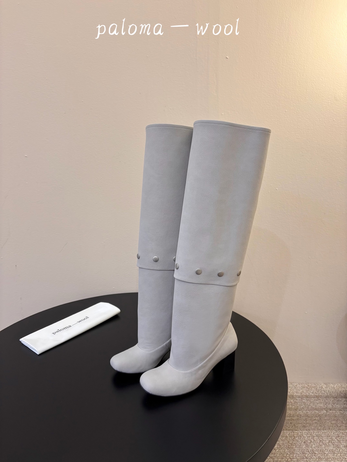Paloma Wool 新品 一鞋多穿 利落皮革拼接铆钉 在硬朗与柔滑间碰撞张力 可直筒可褶皱的百变形态 自带打破常规的 Paloma Wool 新品 一鞋多穿 利落皮革拼接铆钉 在硬朗与柔滑间碰撞张力 可直筒可褶皱的百变形态 自带打破常规的