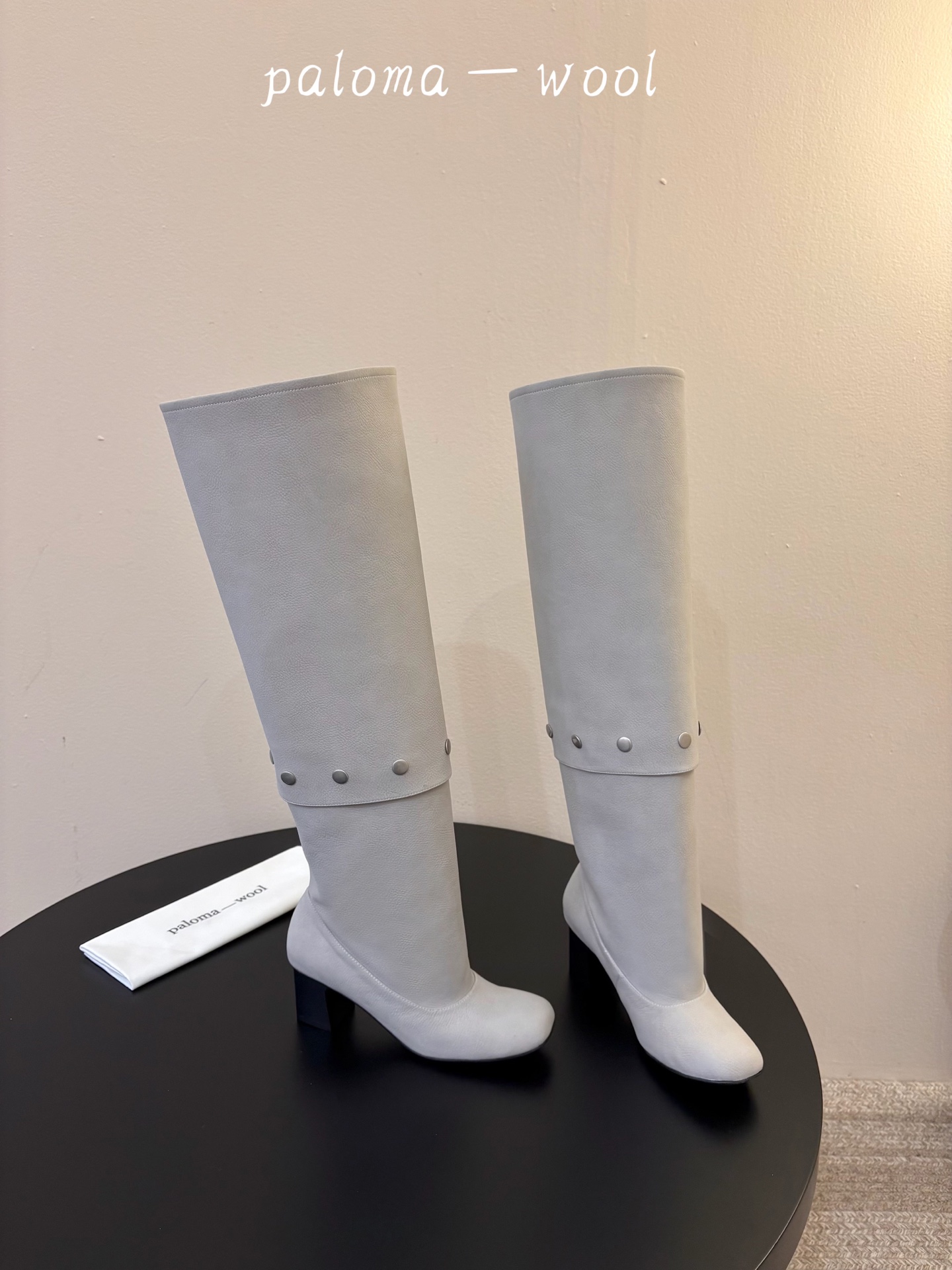 Paloma Wool 新品 一鞋多穿 利落皮革拼接铆钉 在硬朗与柔滑间碰撞张力 可直筒可褶皱的百变形态 自带打破常规的 Paloma Wool 新品 一鞋多穿 利落皮革拼接铆钉 在硬朗与柔滑间碰撞张力 可直筒可褶皱的百变形态 自带打破常规的