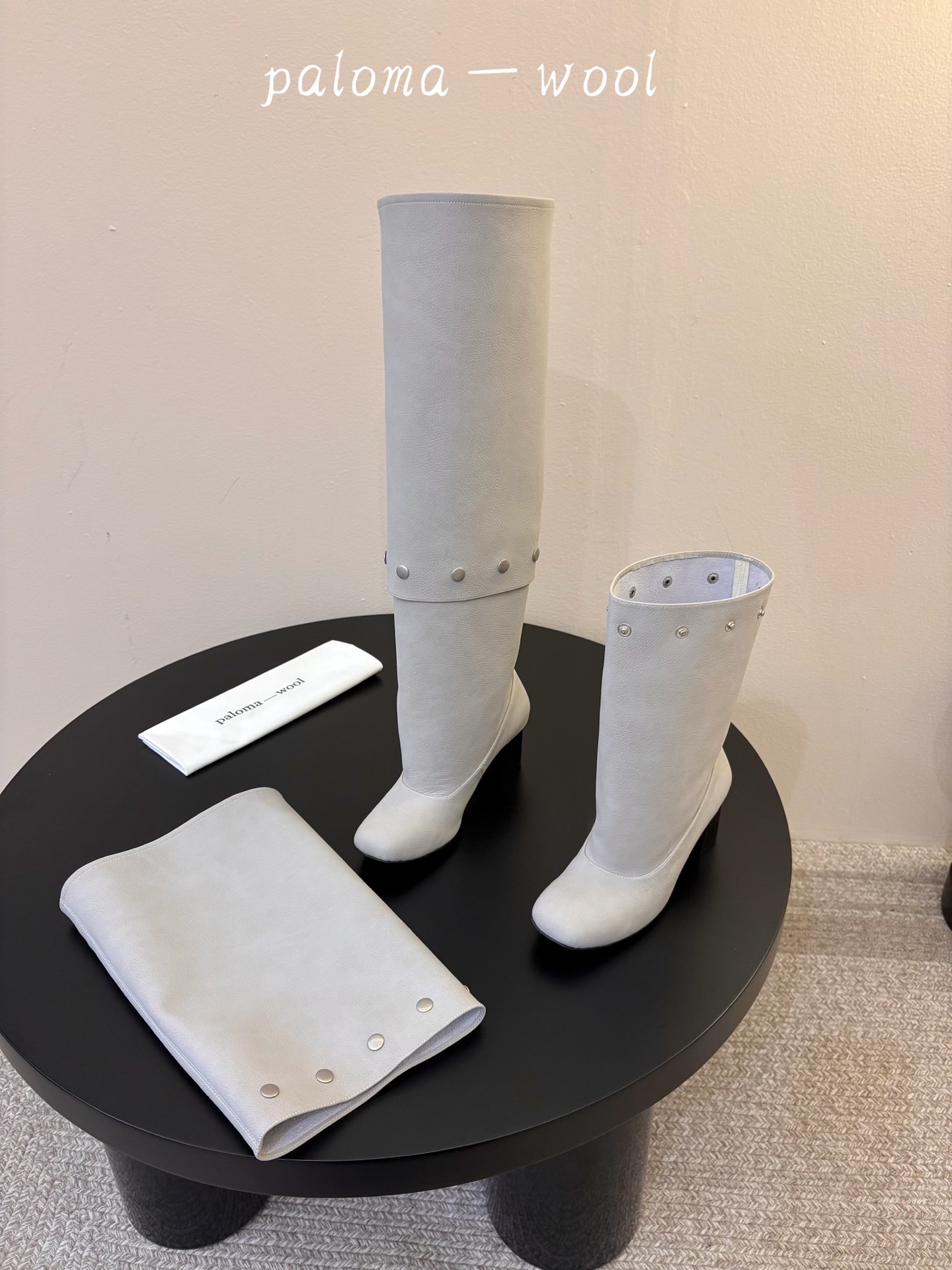 Paloma Wool 新品 一鞋多穿 利落皮革拼接铆钉 在硬朗与柔滑间碰撞张力 可直筒可褶皱的百变形态 自带打破常规的 Paloma Wool 新品 一鞋多穿 利落皮革拼接铆钉 在硬朗与柔滑间碰撞张力 可直筒可褶皱的百变形态 自带打破常规的