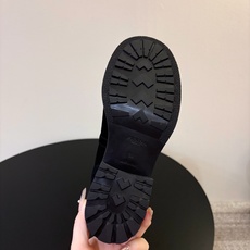 新Prad* 普拉达 26 秋冬新款 厚底马丁靴 时尚厚底休闲短靴 ,独到味道,人人都爱也轻松驾驭 每年都会爆.还有就 新Prad* 普拉达 26 秋冬新款 厚底马丁靴 时尚厚底休闲短靴 ,独到味道,人人都爱也轻松驾驭 每年都会爆.还有就