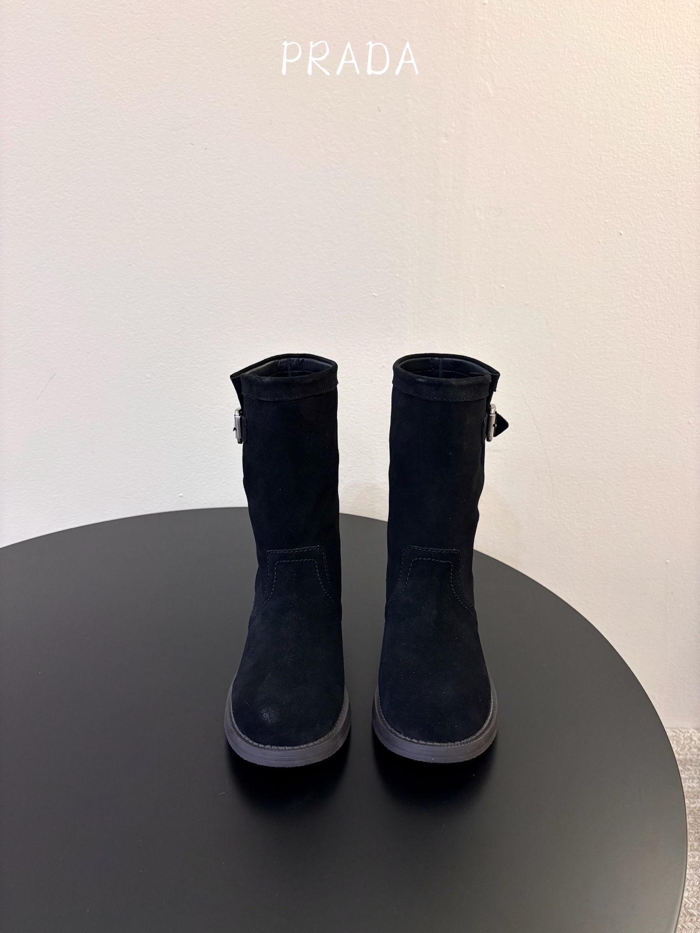 NO:926722,New Prad* Prada 26 new autumn and winter thick-soled Martin boots, fashionable thick-soled casual short boots, unique taste, everyone loves it and can easily control it. It is popular every year. There is also a versatile classic shoe last, which is enough to conquer you. Put it on, increase your height and casual wear, simple and handsome on your feet. Cowboy upper, sheepskin lining, outsole combination with non-slip sole  Size35-40 (40 orders are not returnable), boots, prada, prada, boots, sheepskin19860909新Prad* 普拉达 26 秋冬新款 厚底马丁靴 时尚厚底休闲短靴 ,独到味道,人人都爱也轻松驾驭 每年都会爆.还有就是百搭经典的鞋楦,足以征服你,穿上它,增高休闲两不失误,上脚简单帅气 鞋面牛猄 内里羊皮 大底组合防滑底 Size35-40（40订做不退换）,靴子,prada,prada,boots,sheepskin,Women's Shoes