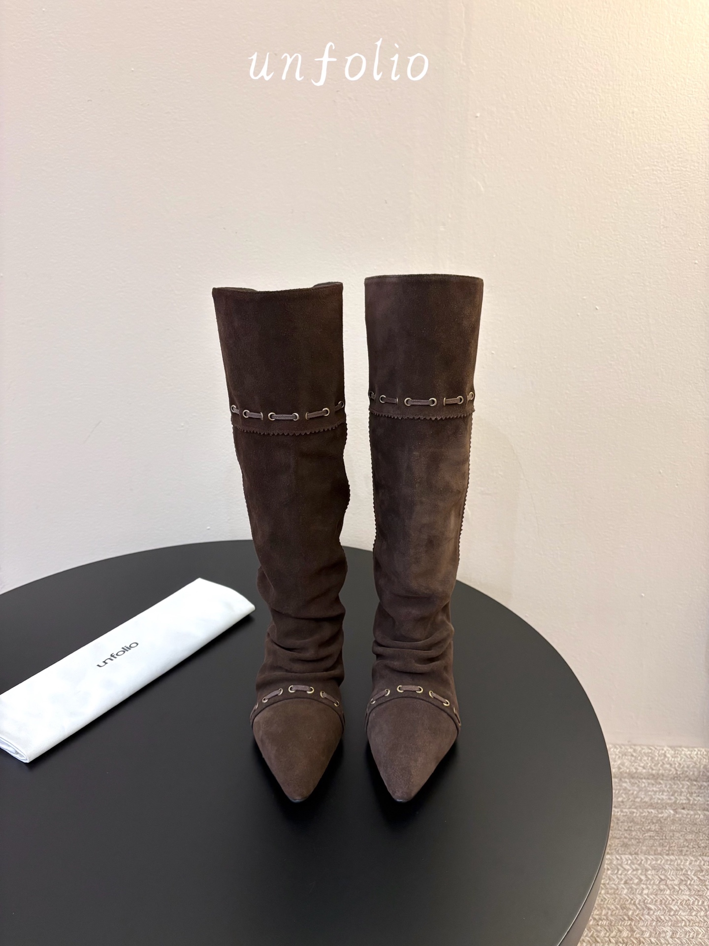 NO:926732,Unfolio Qiudui Dui Boots are really loved by giants and are the most popular fashion items. Suede pleated boots have a relaxed and lazy feel. Metal buckle + lace design has a retro cool feel. It is really super comfortable on the feet. The lazy and cool style are welded on the legs. The upper is high mercerized cow suede. Imported sheepskin / lining imported stretch Lycra / ZP replica outsole / inner height 3cm  /35-39 (set at 40), boots, boots, sheepskin, chamois leather19860909Unfolio 秋堆堆长靴 真真巨巨巨爱 被问爆的时髦单品 麂皮褶皱靴 自带松弛慵懒感 金属扣+系带设计 拿捏复古酷飒 上脚真的超级舒服 把慵懒和酷飒焊在腿上 鞋面高丝光牛麂皮.进口羊皮 /内里进口弹力莱卡 /ZP复刻大底/内高3cm /35-39（40定）,靴子,boots,sheepskin,chamois leather,Women's Shoes