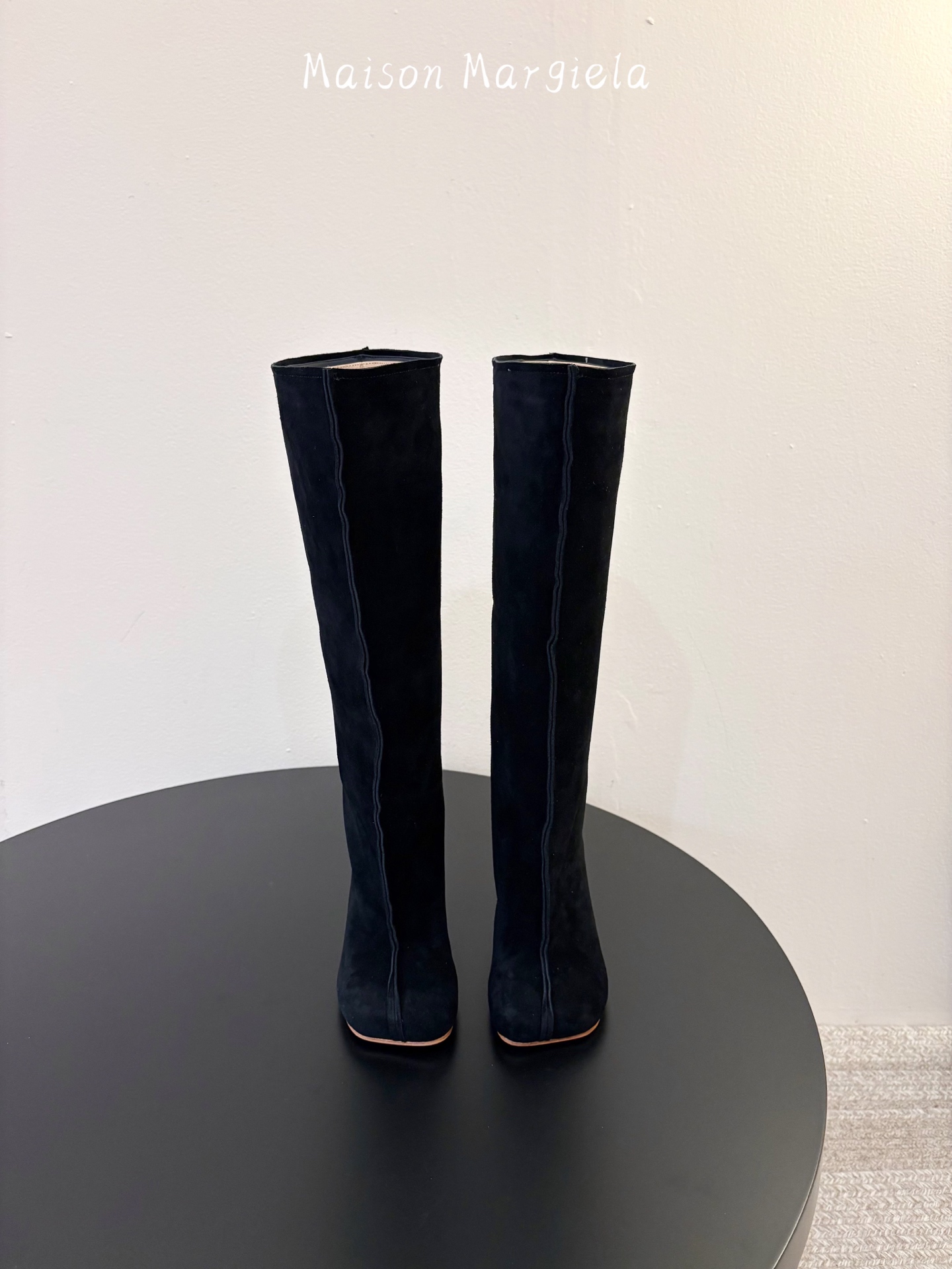 NO:930166,Maison Margiel*26ss new summer stiletto high boots. Suede stiletto high boots with a relaxed retro literary atmosphere, round and soft split round toe shoe shape, high slit design on the sides of the boot shaft, simple raw edges on the edges, loose straight version of the boot body, softly modifying the calf line. Minimal tailoring highlights the gentle temperament, a variety of colors to choose from, versatile all year round in autumn and winter, retro atmosphere boots are just in demand. The upper is cow suede.  Cow leather lining, Italian genuine leather outsole, sizes 35-41 (customized sizes 40 and 41 are non-refundable), heel height 7cm, boots, boots, cowhide, chamois leather, Leather soles19860909Maison Margiel*26ss夏季新款细跟高筒靴 自带松弛复古文艺氛围感的麂皮细跟高筒靴,圆润柔和的分缝圆头鞋型,靴筒侧边高开叉设计,边缘简约毛边走线,靴身宽松直筒版型,柔和修饰小腿线条. 极简剪裁凸显温柔气质,多种色系随心挑选,一年四季秋冬百搭,复古氛围感长靴刚需款. 鞋面牛反绒 内里牛皮 大底意大利真皮大底 size35-41码（40、41码定制不退换） 跟高7cm,靴子,boots,cowhide,chamois leather,Leather soles,Women's Shoes