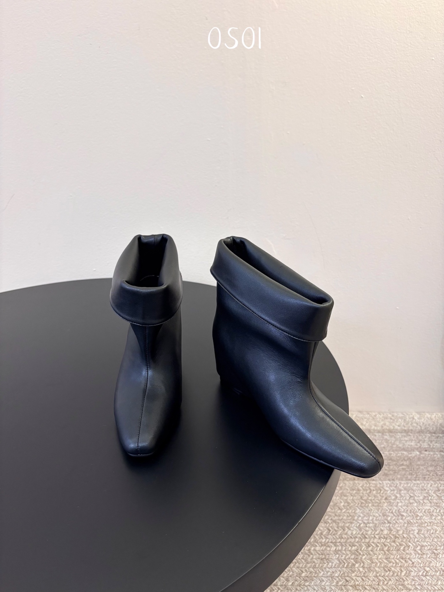 韩国时装小众品牌，OSOI秋冬内增高CUFF BOOTS短靴 ，穿上就是小鸟腿 ，超显瘦，随你演绎。想折就折，想展就展。