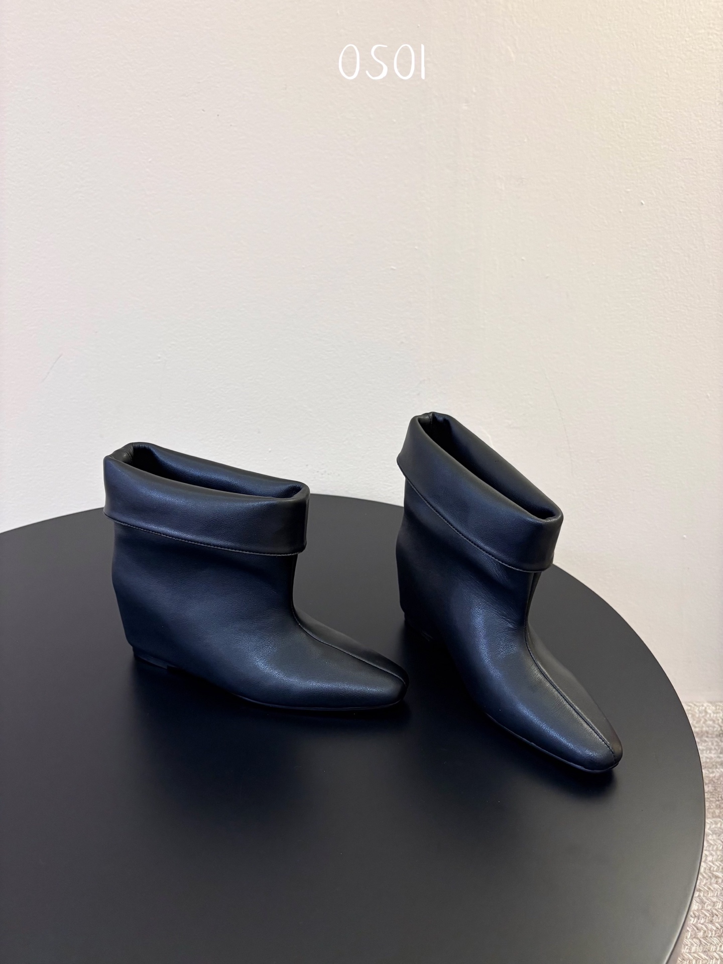 韩国时装小众品牌，OSOI秋冬内增高CUFF BOOTS短靴 ，穿上就是小鸟腿 ，超显瘦，随你演绎。想折就折，想展就展。