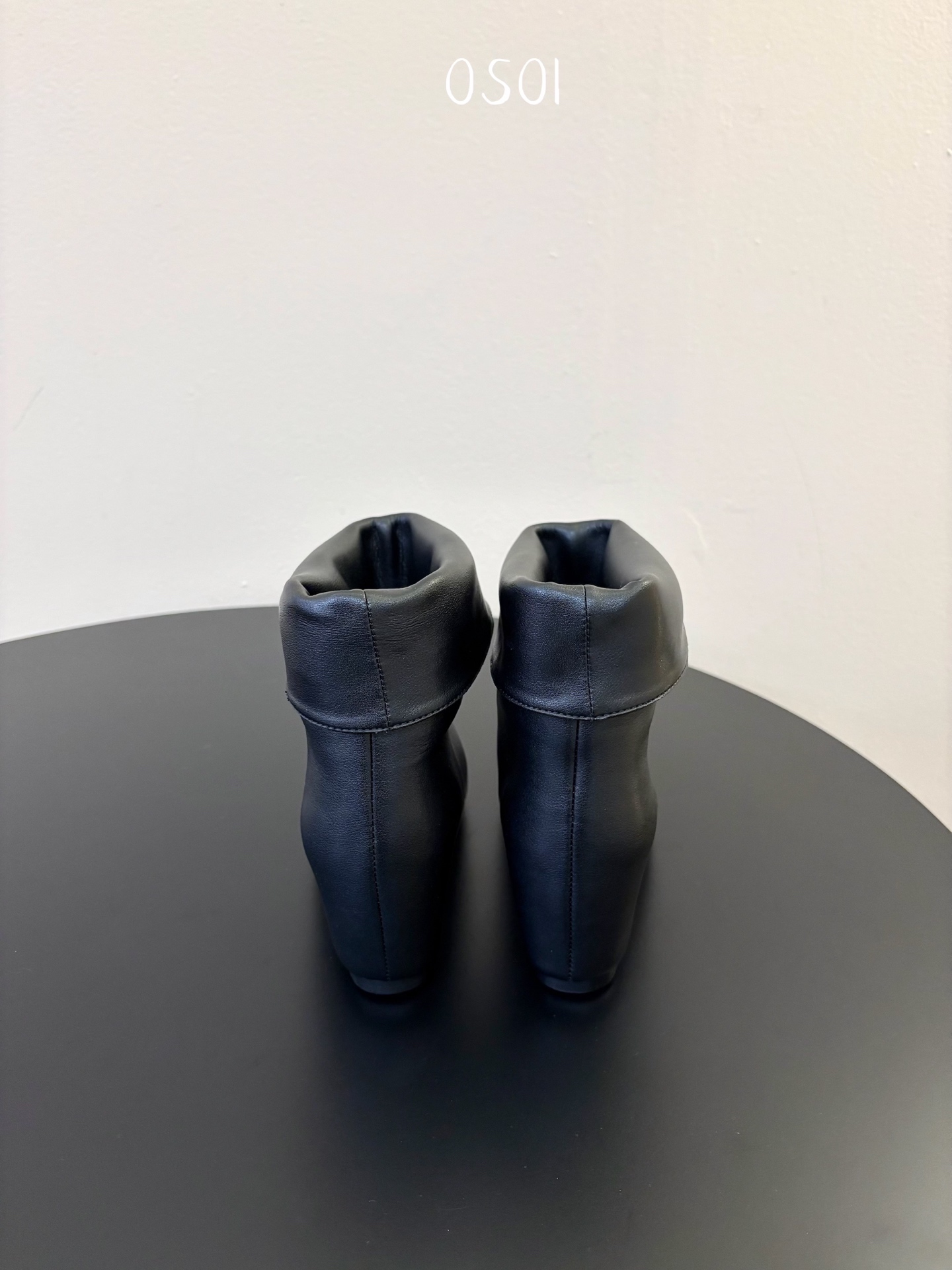 韩国时装小众品牌，OSOI秋冬内增高CUFF BOOTS短靴 ，穿上就是小鸟腿 ，超显瘦，随你演绎。想折就折，想展就展。