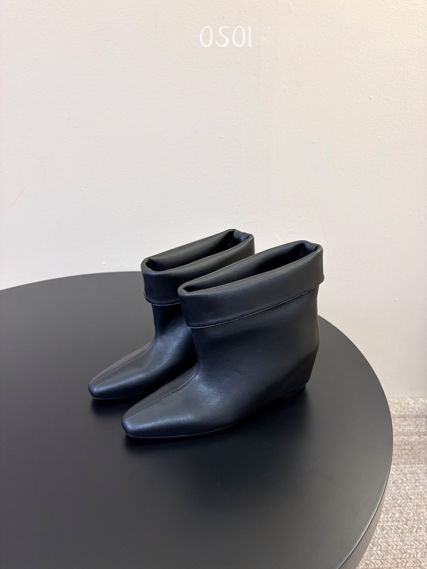 韩国时装小众品牌，OSOI秋冬内增高CUFF BOOTS短靴 ，穿上就是小鸟腿 ，超显瘦，随你演绎。想折就折，想展就展。