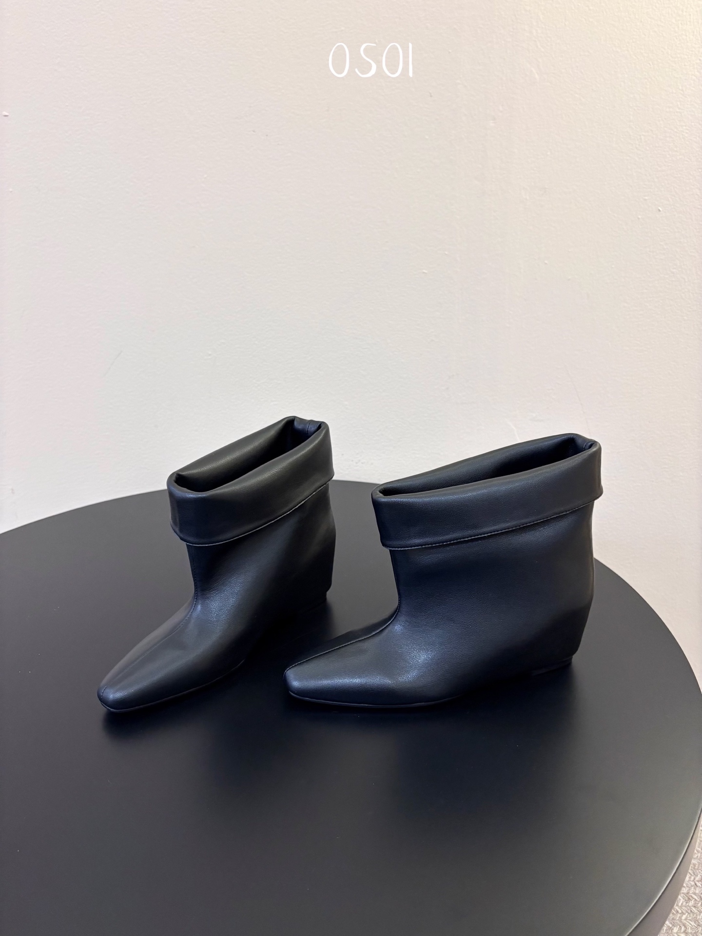 韩国时装小众品牌，OSOI秋冬内增高CUFF BOOTS短靴 ，穿上就是小鸟腿 ，超显瘦，随你演绎。想折就折，想展就展。