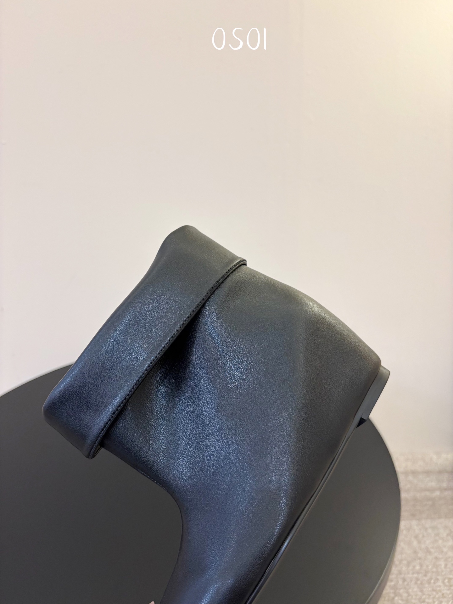 韩国时装小众品牌，OSOI秋冬内增高CUFF BOOTS短靴 ，穿上就是小鸟腿 ，超显瘦，随你演绎。想折就折，想展就展。