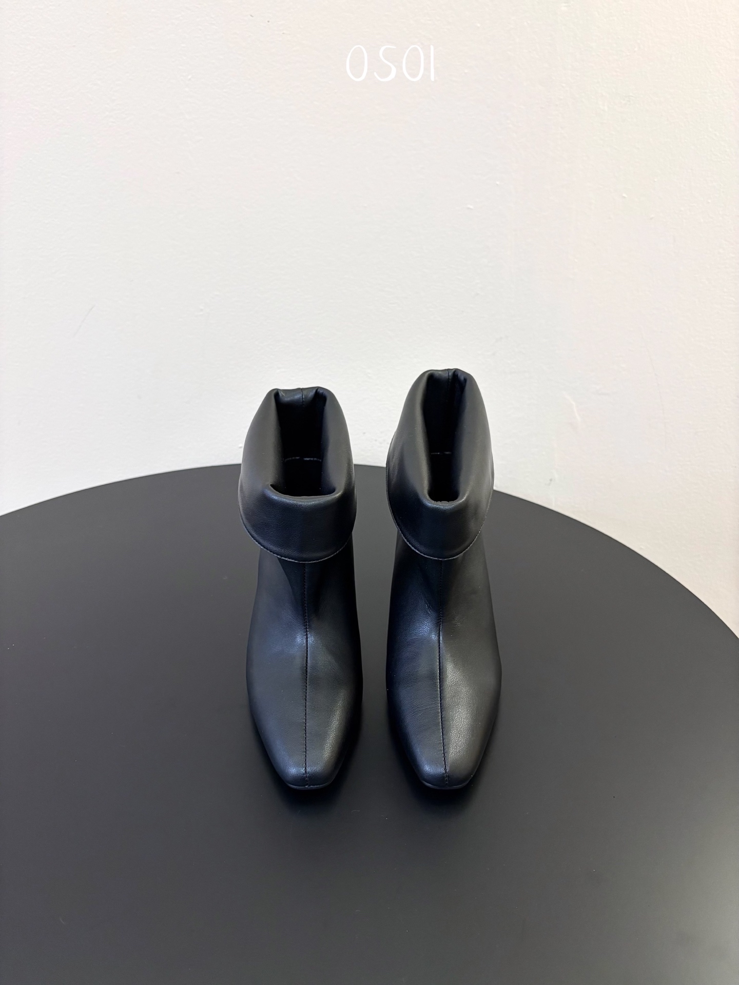 韩国时装小众品牌，OSOI秋冬内增高CUFF BOOTS短靴 ，穿上就是小鸟腿 ，超显瘦，随你演绎。想折就折，想展就展。