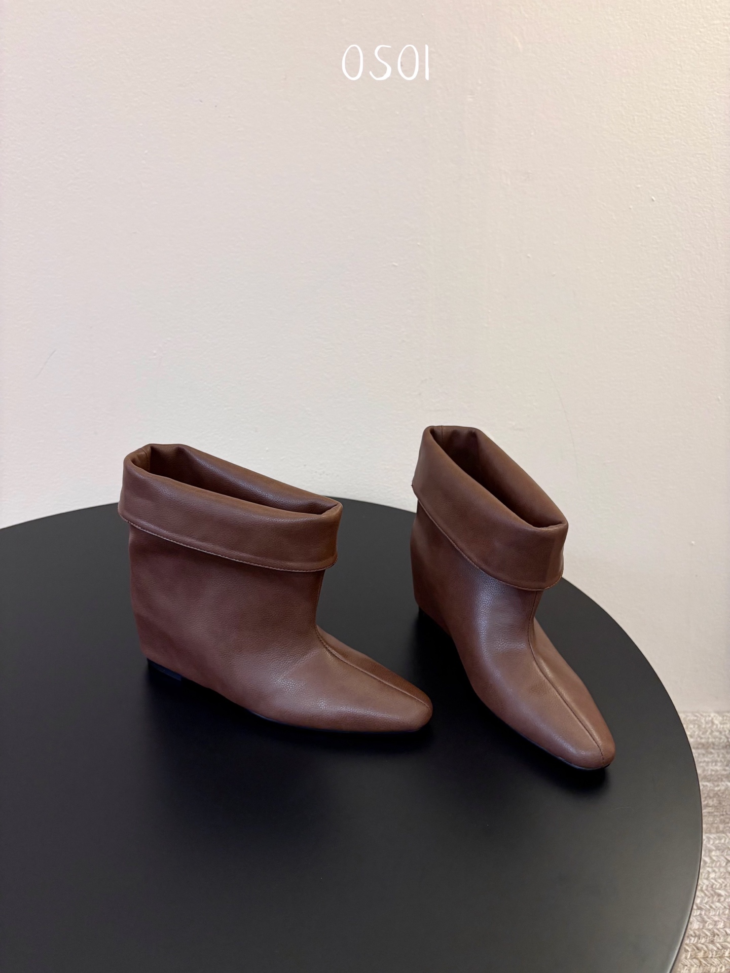 韩国时装小众品牌，OSOI秋冬内增高CUFF BOOTS短靴 ，穿上就是小鸟腿 ，超显瘦，随你演绎。想折就折，想展就展。