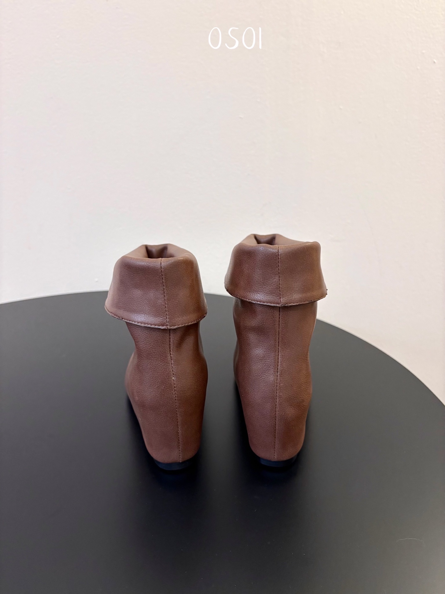 韩国时装小众品牌，OSOI秋冬内增高CUFF BOOTS短靴 ，穿上就是小鸟腿 ，超显瘦，随你演绎。想折就折，想展就展。