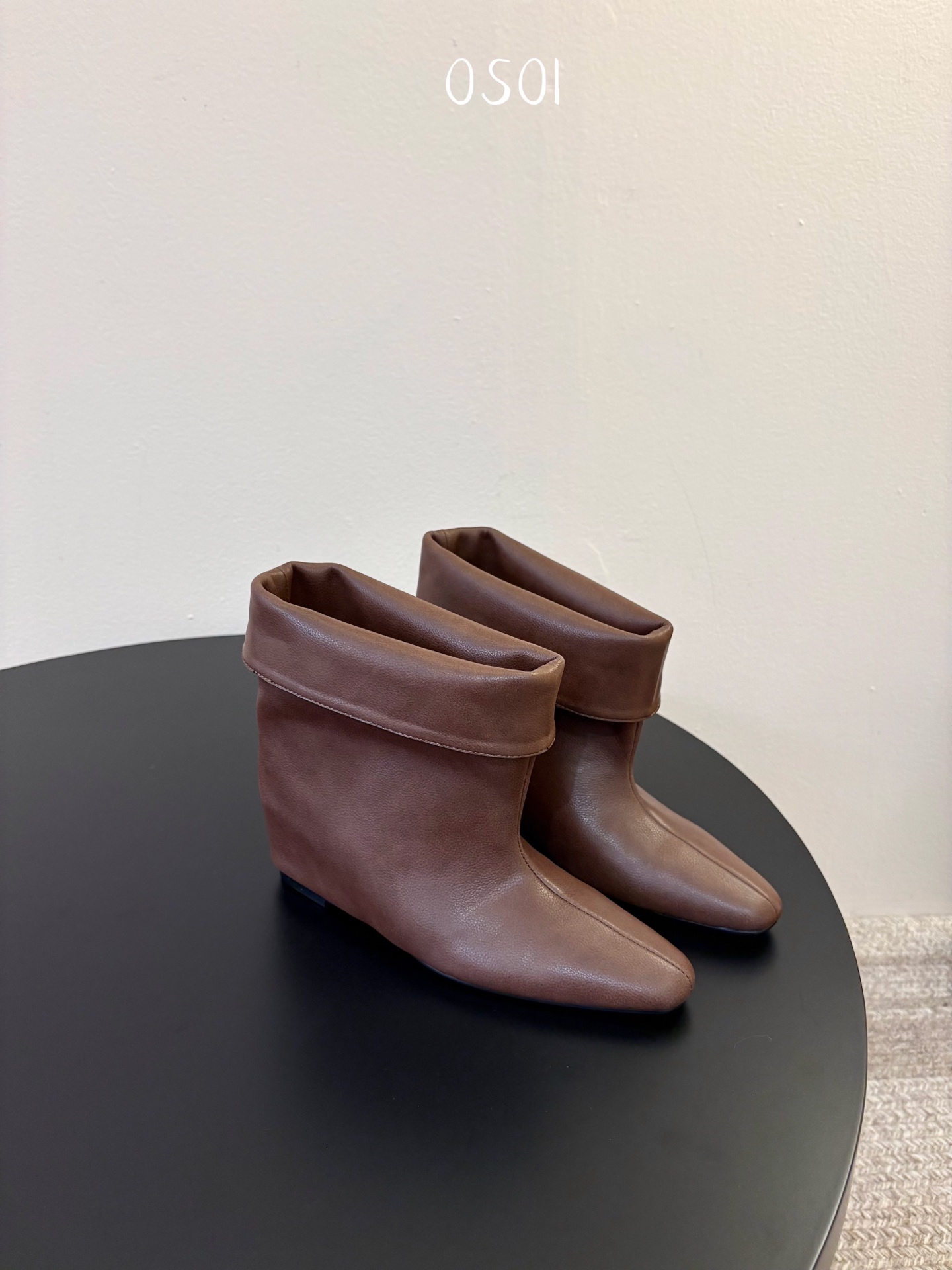 韩国时装小众品牌，OSOI秋冬内增高CUFF BOOTS短靴 ，穿上就是小鸟腿 ，超显瘦，随你演绎。想折就折，想展就展。