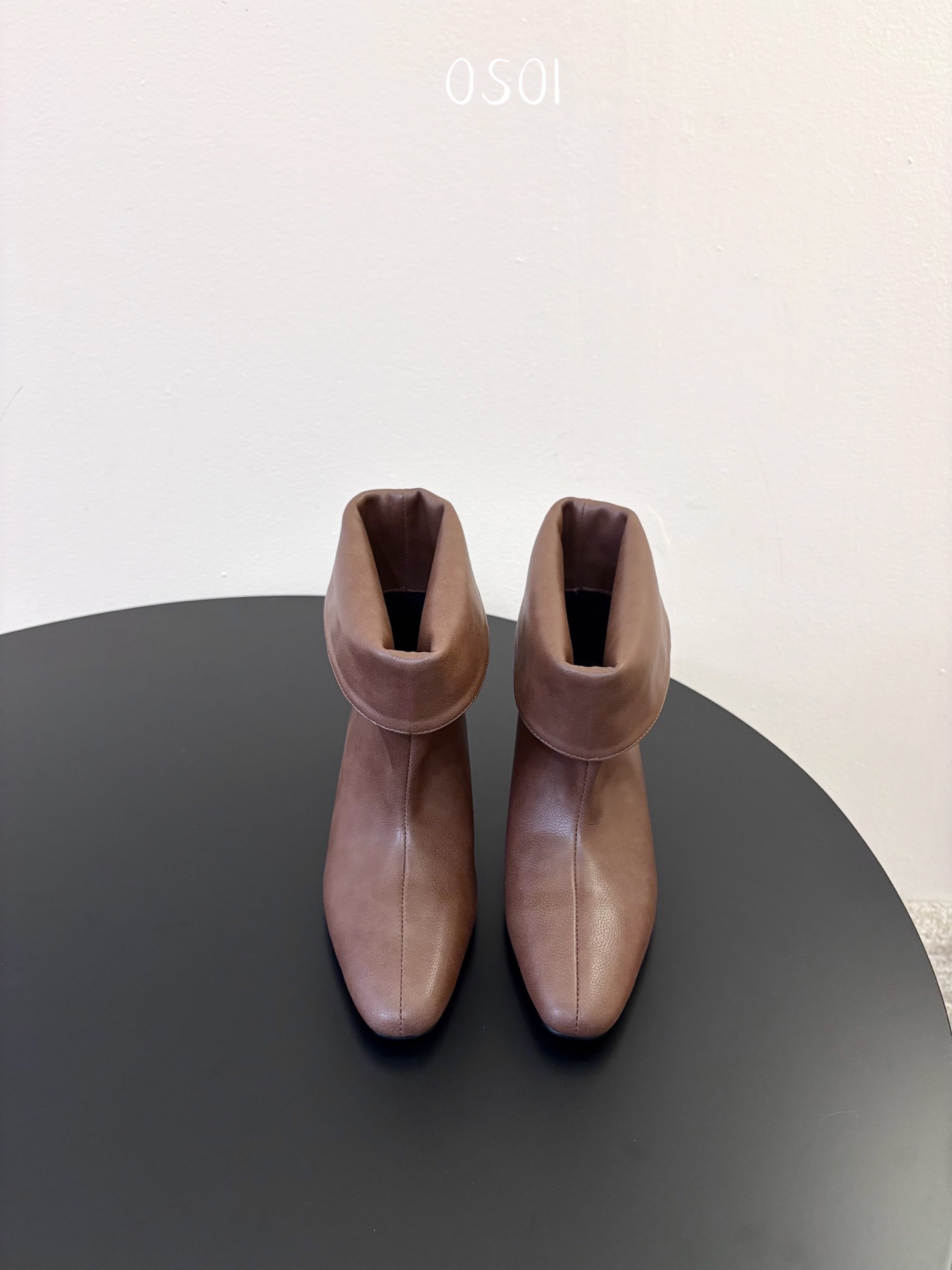 韩国时装小众品牌，OSOI秋冬内增高CUFF BOOTS短靴 ，穿上就是小鸟腿 ，超显瘦，随你演绎。想折就折，想展就展。