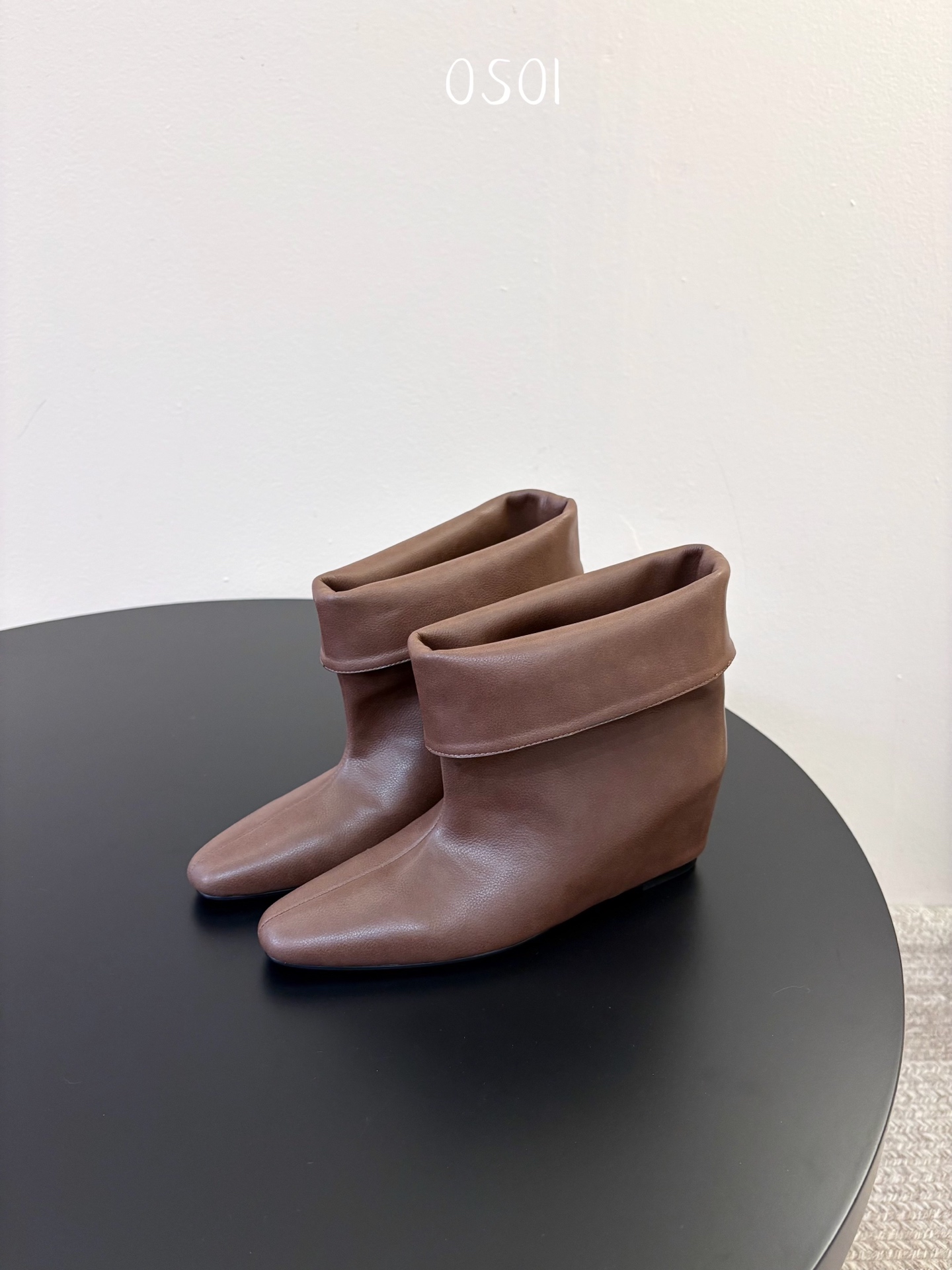 韩国时装小众品牌，OSOI秋冬内增高CUFF BOOTS短靴 ，穿上就是小鸟腿 ，超显瘦，随你演绎。想折就折，想展就展。