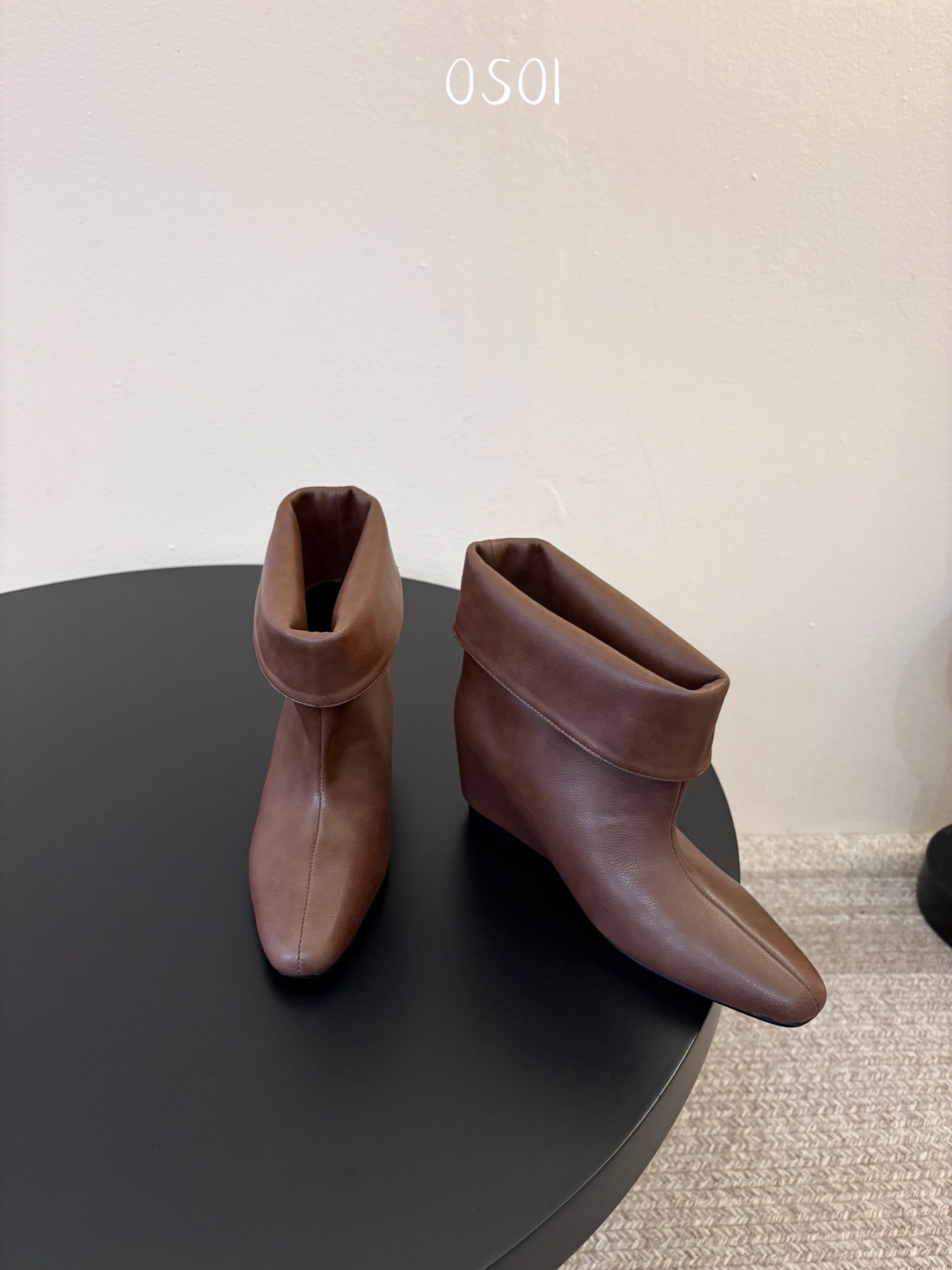 韩国时装小众品牌，OSOI秋冬内增高CUFF BOOTS短靴 ，穿上就是小鸟腿 ，超显瘦，随你演绎。想折就折，想展就展。