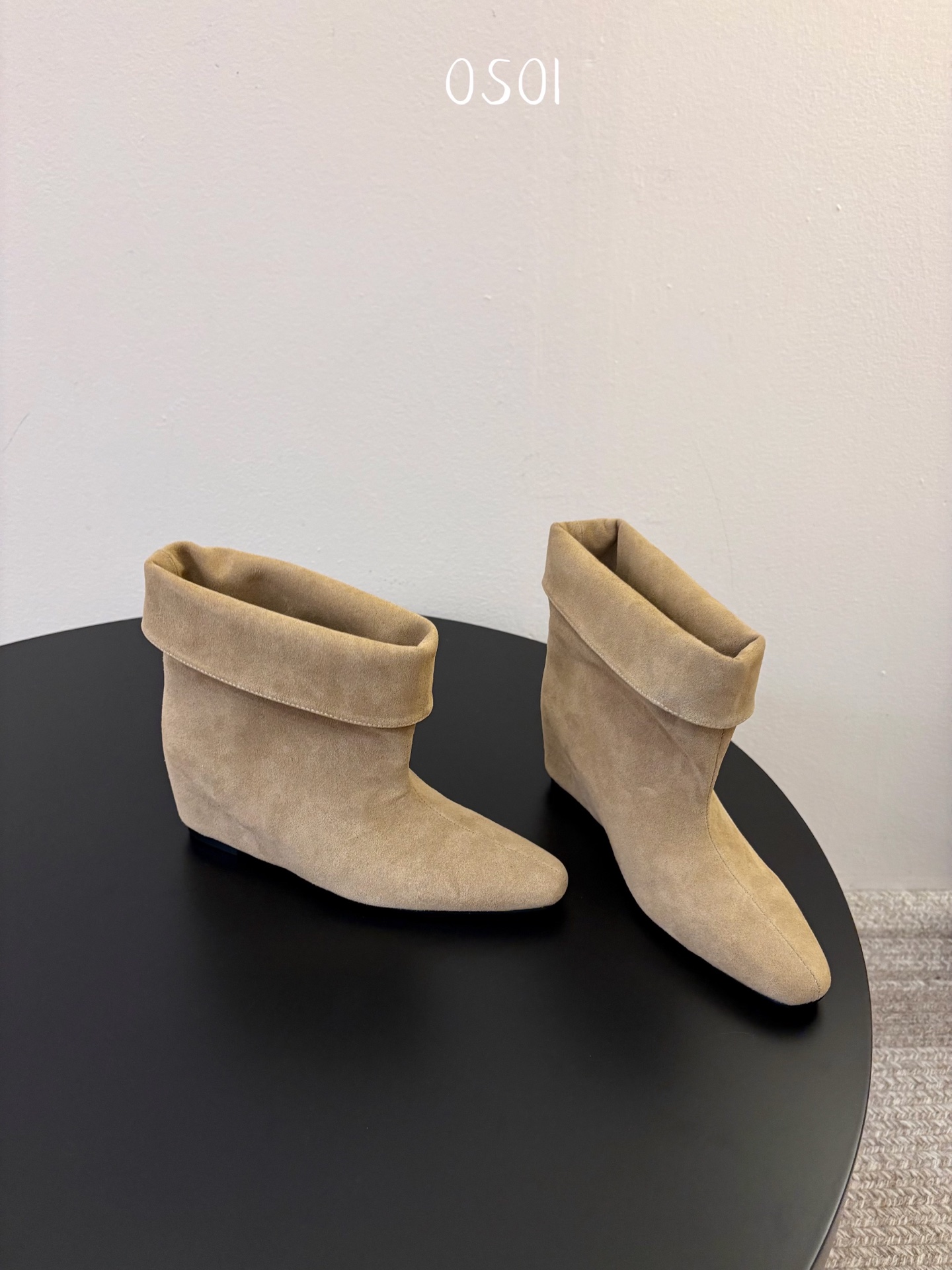 韩国时装小众品牌，OSOI秋冬内增高CUFF BOOTS短靴 ，穿上就是小鸟腿 ，超显瘦，随你演绎。想折就折，想展就展。