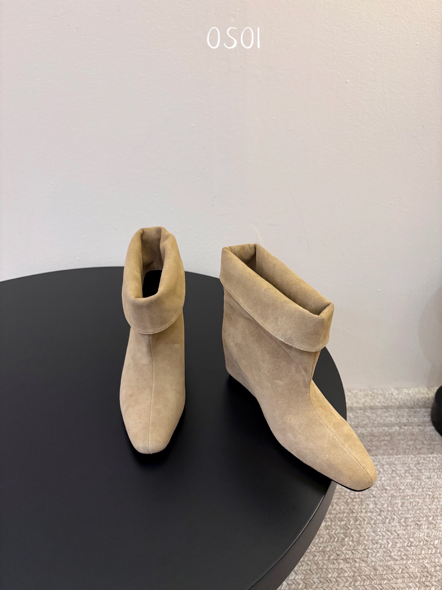 韩国时装小众品牌，OSOI秋冬内增高CUFF BOOTS短靴 ，穿上就是小鸟腿 ，超显瘦，随你演绎。想折就折，想展就展。