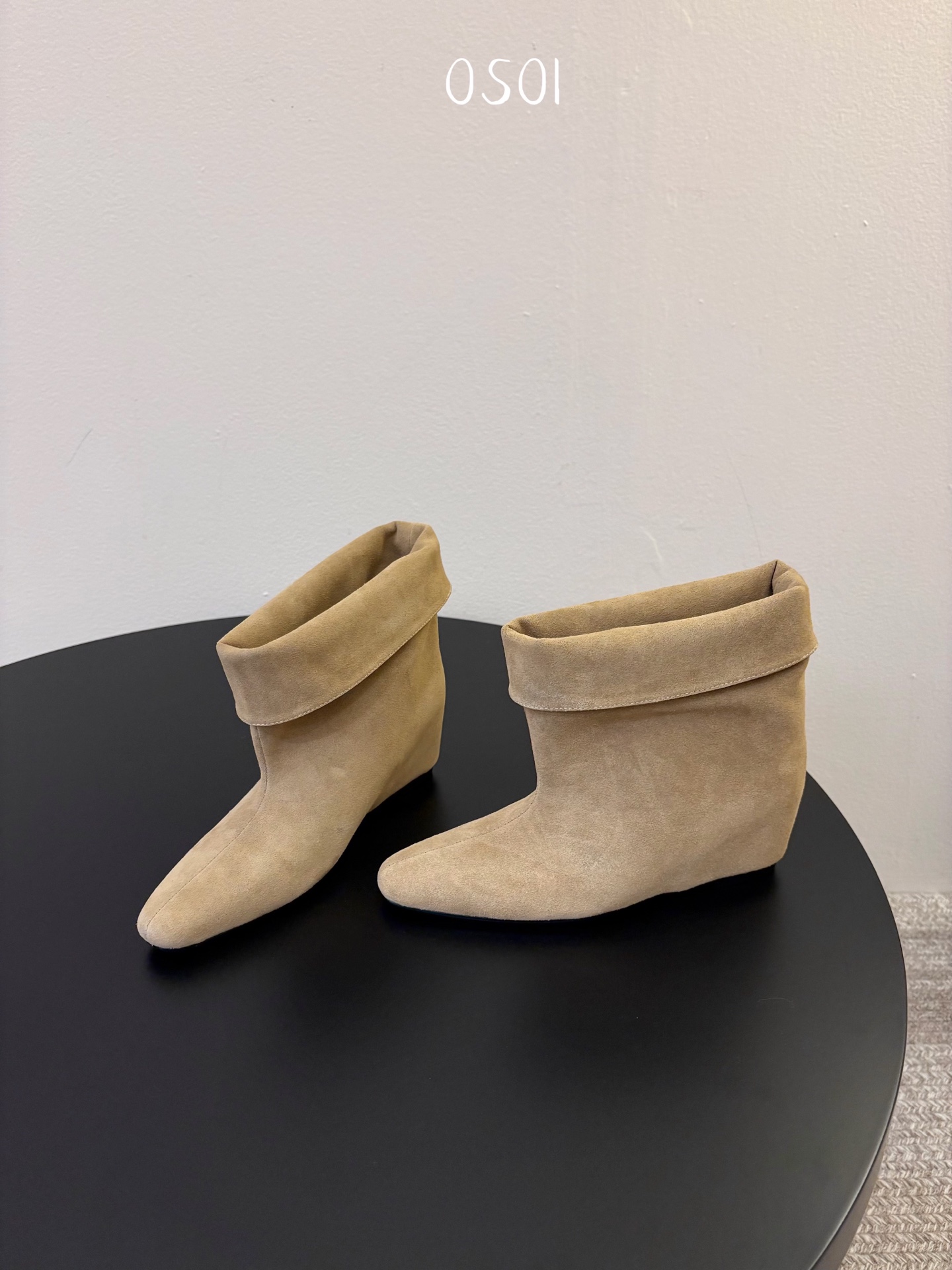 韩国时装小众品牌，OSOI秋冬内增高CUFF BOOTS短靴 ，穿上就是小鸟腿 ，超显瘦，随你演绎。想折就折，想展就展。