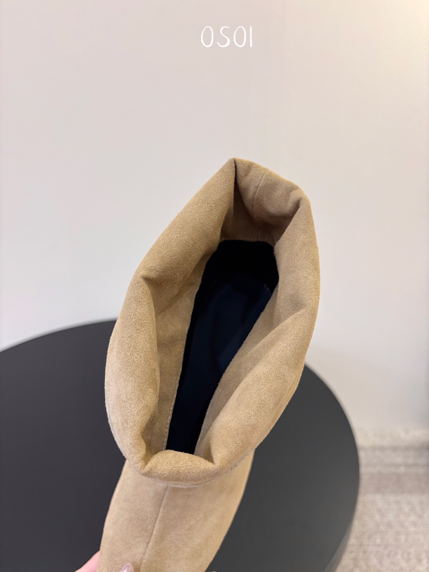 韩国时装小众品牌，OSOI秋冬内增高CUFF BOOTS短靴 ，穿上就是小鸟腿 ，超显瘦，随你演绎。想折就折，想展就展。