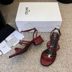 Celine春夏凯旋门时装鞋 柔美的露脚设计,脚踝绑带。 上脚真的超级显瘦超级美 C家特定的精致凯旋门logo 好看到爆 Celine春夏凯旋门时装鞋 柔美的露脚设计,脚踝绑带。 上脚真的超级显瘦超级美 C家特定的精致凯旋门logo 好看到爆