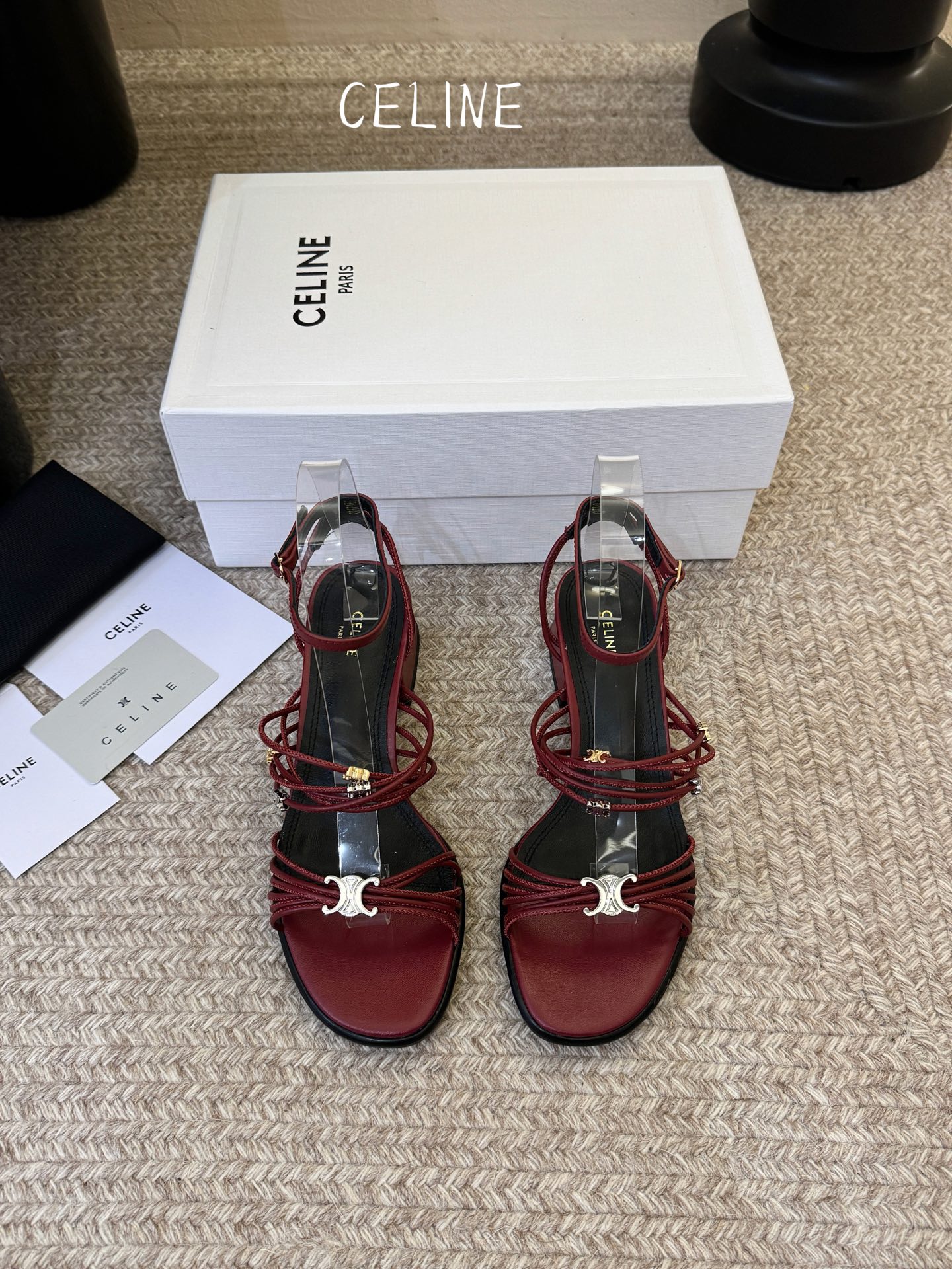 Celine春夏凯旋门时装鞋 柔美的露脚设计，脚踝绑带。 上脚真的超级显瘦超级美 C家特定的精致凯旋门logo 好看到爆