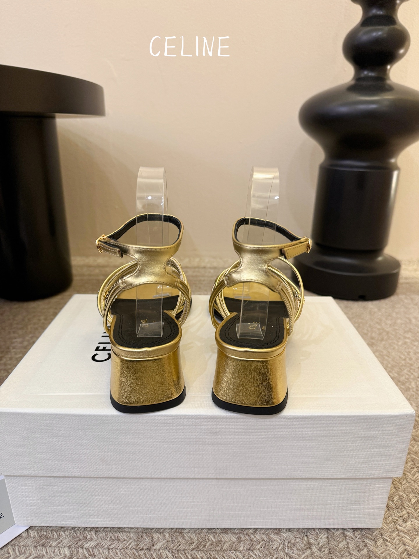 Celine春夏凯旋门时装鞋 柔美的露脚设计，脚踝绑带。 上脚真的超级显瘦超级美 C家特定的精致凯旋门logo 好看到爆