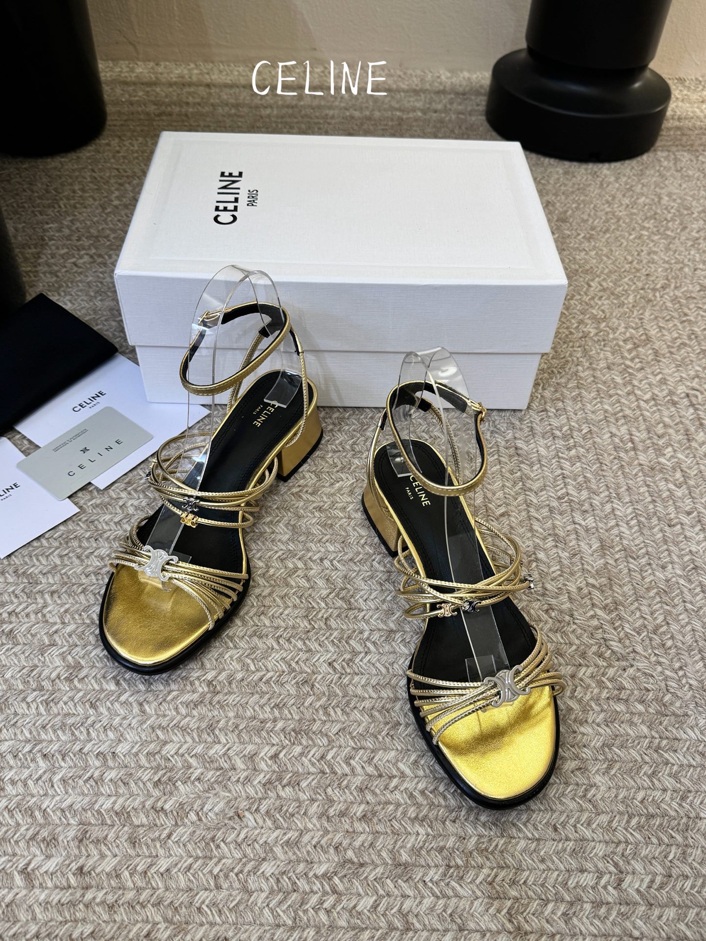 Celine春夏凯旋门时装鞋 柔美的露脚设计，脚踝绑带。 上脚真的超级显瘦超级美 C家特定的精致凯旋门logo 好看到爆