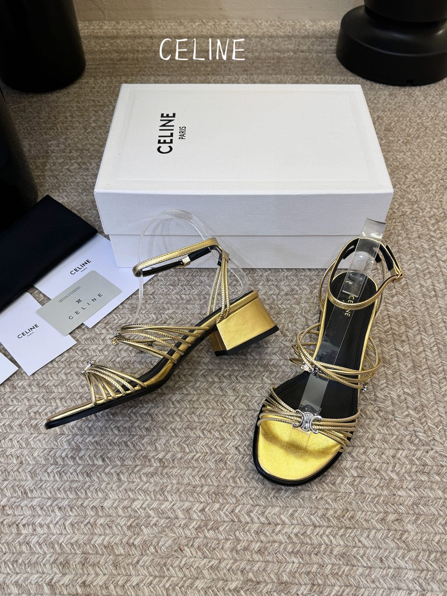 Celine春夏凯旋门时装鞋 柔美的露脚设计，脚踝绑带。 上脚真的超级显瘦超级美 C家特定的精致凯旋门logo 好看到爆
