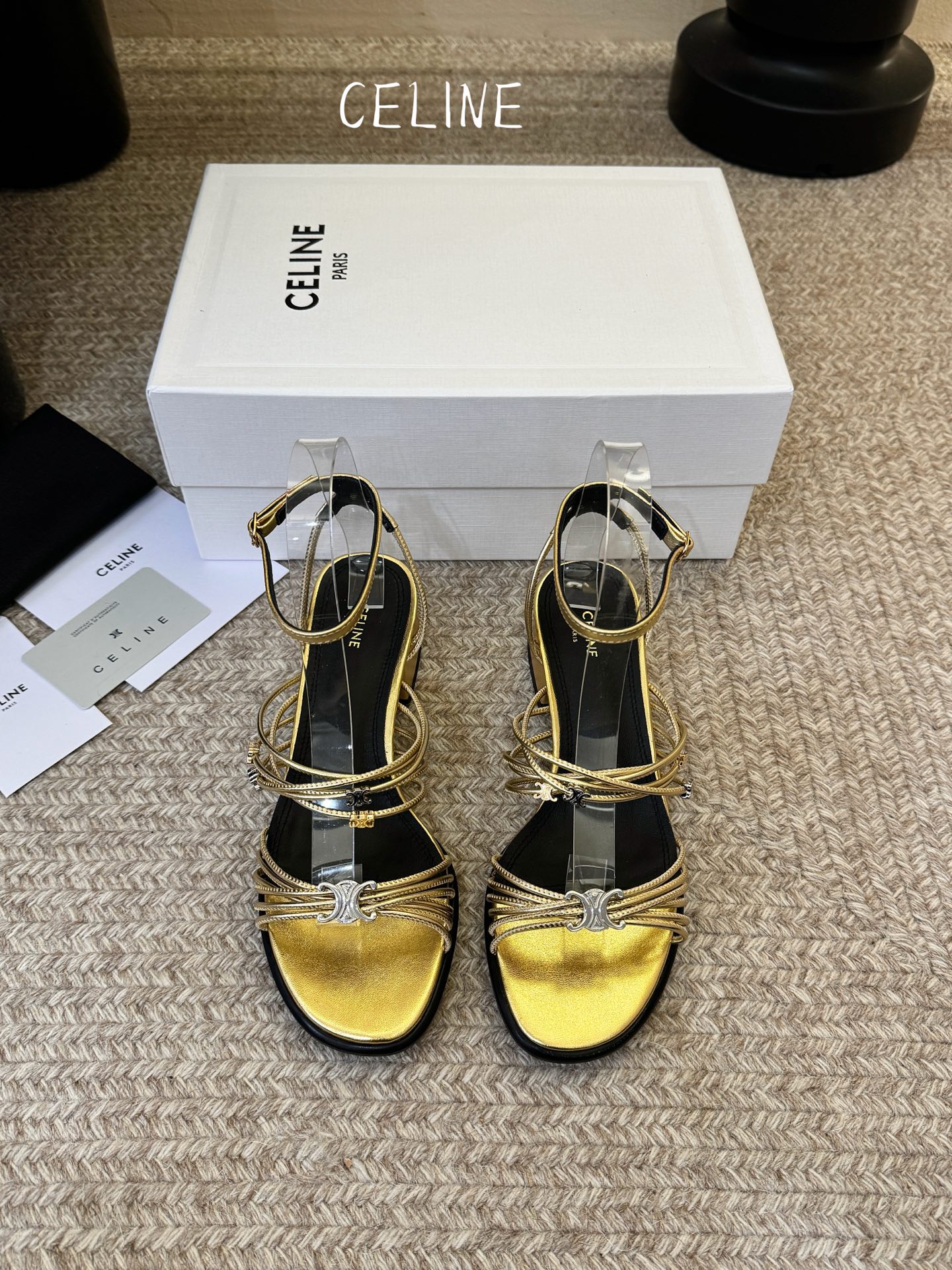 Celine春夏凯旋门时装鞋 柔美的露脚设计，脚踝绑带。 上脚真的超级显瘦超级美 C家特定的精致凯旋门logo 好看到爆