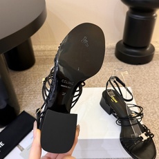 Celine春夏凯旋门时装鞋 柔美的露脚设计,脚踝绑带。 上脚真的超级显瘦超级美 C家特定的精致凯旋门logo 好看到爆 Celine春夏凯旋门时装鞋 柔美的露脚设计,脚踝绑带。 上脚真的超级显瘦超级美 C家特定的精致凯旋门logo 好看到爆