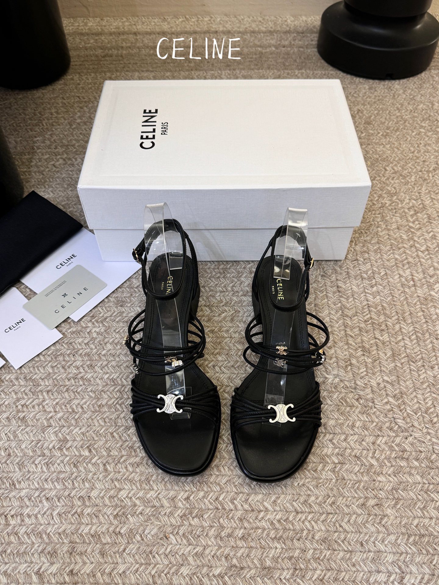 Celine春夏凯旋门时装鞋 柔美的露脚设计，脚踝绑带。 上脚真的超级显瘦超级美 C家特定的精致凯旋门logo 好看到爆
