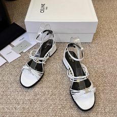 Celine春夏凯旋门时装鞋 柔美的露脚设计,脚踝绑带。 上脚真的超级显瘦超级美 C家特定的精致凯旋门logo 好看到爆 Celine春夏凯旋门时装鞋 柔美的露脚设计,脚踝绑带。 上脚真的超级显瘦超级美 C家特定的精致凯旋门logo 好看到爆