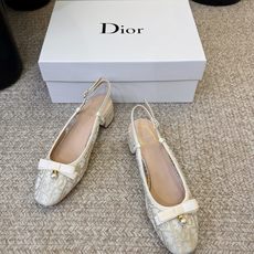 dio* CD家玛丽珍凉鞋 优雅 气质 经典 大气 太多名词可形容这个鞋 迪奥还是迪奥 简直就是Lady公主 可甜可咸 dio* CD家玛丽珍凉鞋 优雅 气质 经典 大气 太多名词可形容这个鞋 迪奥还是迪奥 简直就是Lady公主 可甜可咸