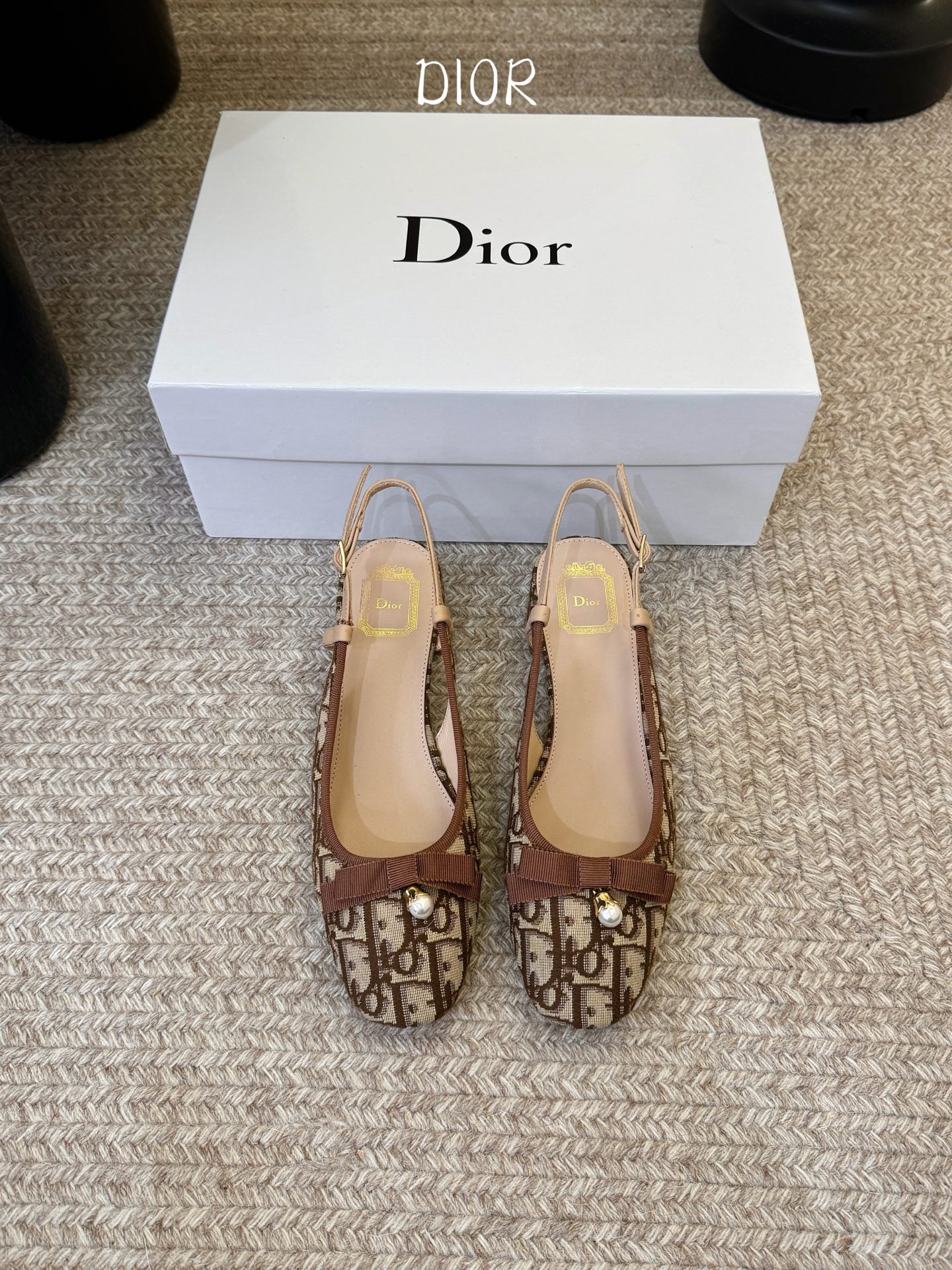 NO:930147,dio* CD's Mary Jane Sandals are elegant, temperamental, classic and grand. There are too many nouns to describe this shoe. Dior or Dior. It is simply a Lady Princess. Sweet or salty, exquisite and simple, with a slightly square toe and round heels, creating a retro fashionable temperament!  Material knitted sheepskin lining natural cowhide bottom size 35-41 (40.41 customized, sandals, dior, dior, dior, sandals, mary jane, cowhide, sheepskin19860909dio* CD家玛丽珍凉鞋 优雅 气质 经典 大气 太多名词可形容这个鞋 迪奥还是迪奥 简直就是Lady公主 可甜可咸 精致简约,微微方头搭配圆跟,营造一点复古时髦气质！ 材料针织 羊皮内里 本色牛皮底 size 35-41 (40.41定制,凉鞋,dior,dior,dior,sandals,mary jane,cowhide,sheepskin,Women's Shoes