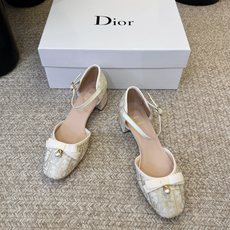 dio* CD家玛丽珍侧空凉鞋 优雅 气质 经典 大气 太多名词可形容这个鞋 迪奥还是迪奥 简直就是Lady公主 可甜可 dio* CD家玛丽珍侧空凉鞋 优雅 气质 经典 大气 太多名词可形容这个鞋 迪奥还是迪奥 简直就是Lady公主 可甜可