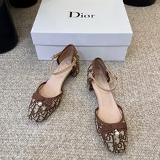 dio* CD家玛丽珍侧空凉鞋 优雅 气质 经典 大气 太多名词可形容这个鞋 迪奥还是迪奥 简直就是Lady公主 可甜可 dio* CD家玛丽珍侧空凉鞋 优雅 气质 经典 大气 太多名词可形容这个鞋 迪奥还是迪奥 简直就是Lady公主 可甜可