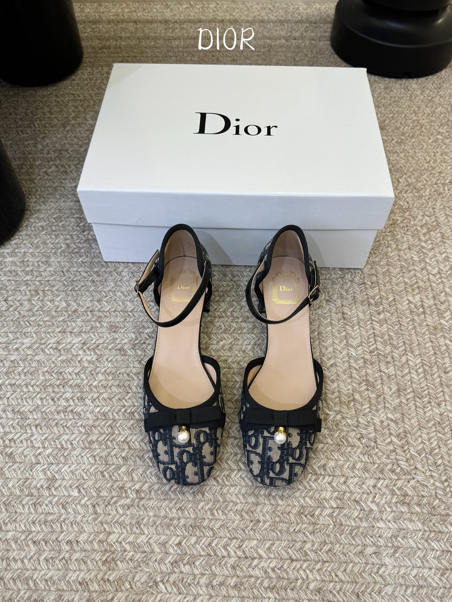 NO:930155,dio* CD's Mary Jane side-opening sandals are elegant, temperamental, classic and grand. There are too many nouns to describe this shoe. Dior or Dior, it is simply a Lady princess. Sweet or salty, exquisite and simple, with a slightly square toe and round heel, creating a retro fashionable temperament!  Material knitted sheepskin lining natural cowhide bottom size 35-41 (40.41 customized, sandals, dior, dior, dior, sandals, mary jane, cowhide, sheepskin19860909dio* CD家玛丽珍侧空凉鞋 优雅 气质 经典 大气 太多名词可形容这个鞋 迪奥还是迪奥 简直就是Lady公主 可甜可咸 精致简约,微微方头搭配圆跟,营造一点复古时髦气质！ 材料针织 羊皮内里 本色牛皮底 size 35-41 (40.41定制,凉鞋,dior,dior,dior,sandals,mary jane,cowhide,sheepskin,Women's Shoes