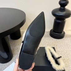 Dymonlatr*26ss毛绒一字带尖头单鞋 自带复古慵懒贵气氛围感的平底单鞋,锐利修长尖头搭配蓬松毛绒围边,纤细一字 Dymonlatr*26ss毛绒一字带尖头单鞋 自带复古慵懒贵气氛围感的平底单鞋,锐利修长尖头搭配蓬松毛绒围边,纤细一字