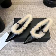 Dymonlatr*26ss毛绒一字带尖头单鞋 自带复古慵懒贵气氛围感的平底单鞋,锐利修长尖头搭配蓬松毛绒围边,纤细一字 Dymonlatr*26ss毛绒一字带尖头单鞋 自带复古慵懒贵气氛围感的平底单鞋,锐利修长尖头搭配蓬松毛绒围边,纤细一字