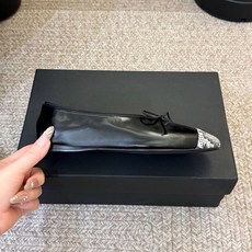 DYMONLATRY 芭蕾舞 小众不撞款 方头小脑 奇奇怪怪又非常时尚感 中间蝴蝶结设计 复古又很显高级 低调却极具辨识 DYMONLATRY 芭蕾舞 小众不撞款 方头小脑 奇奇怪怪又非常时尚感 中间蝴蝶结设计 复古又很显高级 低调却极具辨识