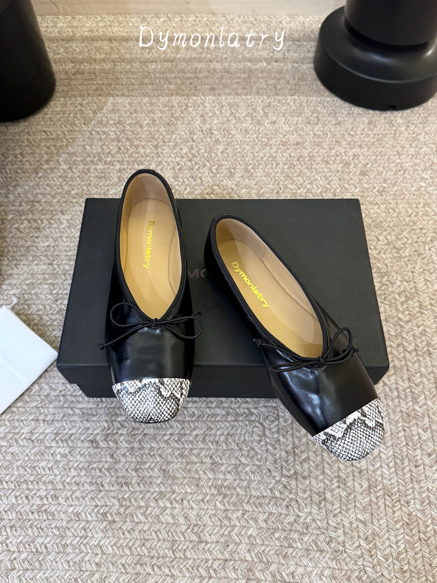 DYMONLATRY 芭蕾舞 小众不撞款 方头小脑 奇奇怪怪又非常时尚感 中间蝴蝶结设计 复古又很显高级 低调却极具辨识 DYMONLATRY 芭蕾舞 小众不撞款 方头小脑 奇奇怪怪又非常时尚感 中间蝴蝶结设计 复古又很显高级 低调却极具辨识