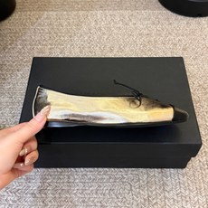 DYMONLATRY 芭蕾舞 小众不撞款 方头小脑 奇奇怪怪又非常时尚感 中间蝴蝶结设计 复古又很显高级 低调却极具辨识 DYMONLATRY 芭蕾舞 小众不撞款 方头小脑 奇奇怪怪又非常时尚感 中间蝴蝶结设计 复古又很显高级 低调却极具辨识