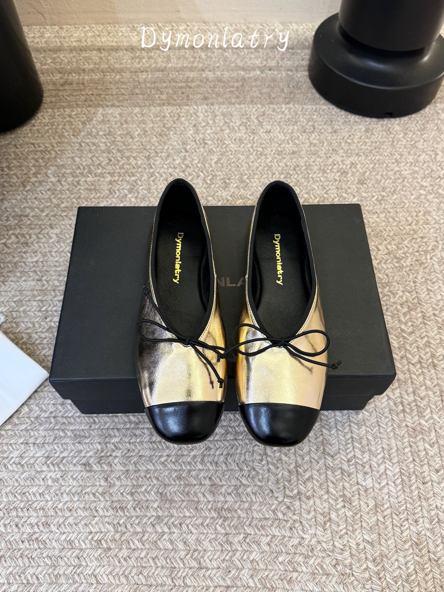 NO:930131,DYMONLATRY ballet, niche style, square toe and cerebellum, weird and very fashionable, middle bow design, retro and very high-end, low-key but highly recognizable, soft fabric, butter, sheepskin feet, original rubber wear-resistant bottom, code number 35-39, 4041 order, single shoes, sheepskin19860909DYMONLATRY 芭蕾舞 小众不撞款 方头小脑 奇奇怪怪又非常时尚感 中间蝴蝶结设计 复古又很显高级 低调却极具辨识度 面料柔软 牛油 羊皮垫脚 原橡胶耐磨底片 码数35-39 4041订,单鞋,sheepskin,Women's Shoes