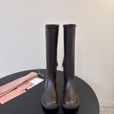 顶级 欢迎对比 MiuMiu缪缪 秋冬最新走秀款长靴 弹力靴 秋冬秀款出镜率最高的单品 miu家订货会一鞋难求 超多明星 顶级 欢迎对比 MiuMiu缪缪 秋冬最新走秀款长靴 弹力靴 秋冬秀款出镜率最高的单品 miu家订货会一鞋难求 超多明星