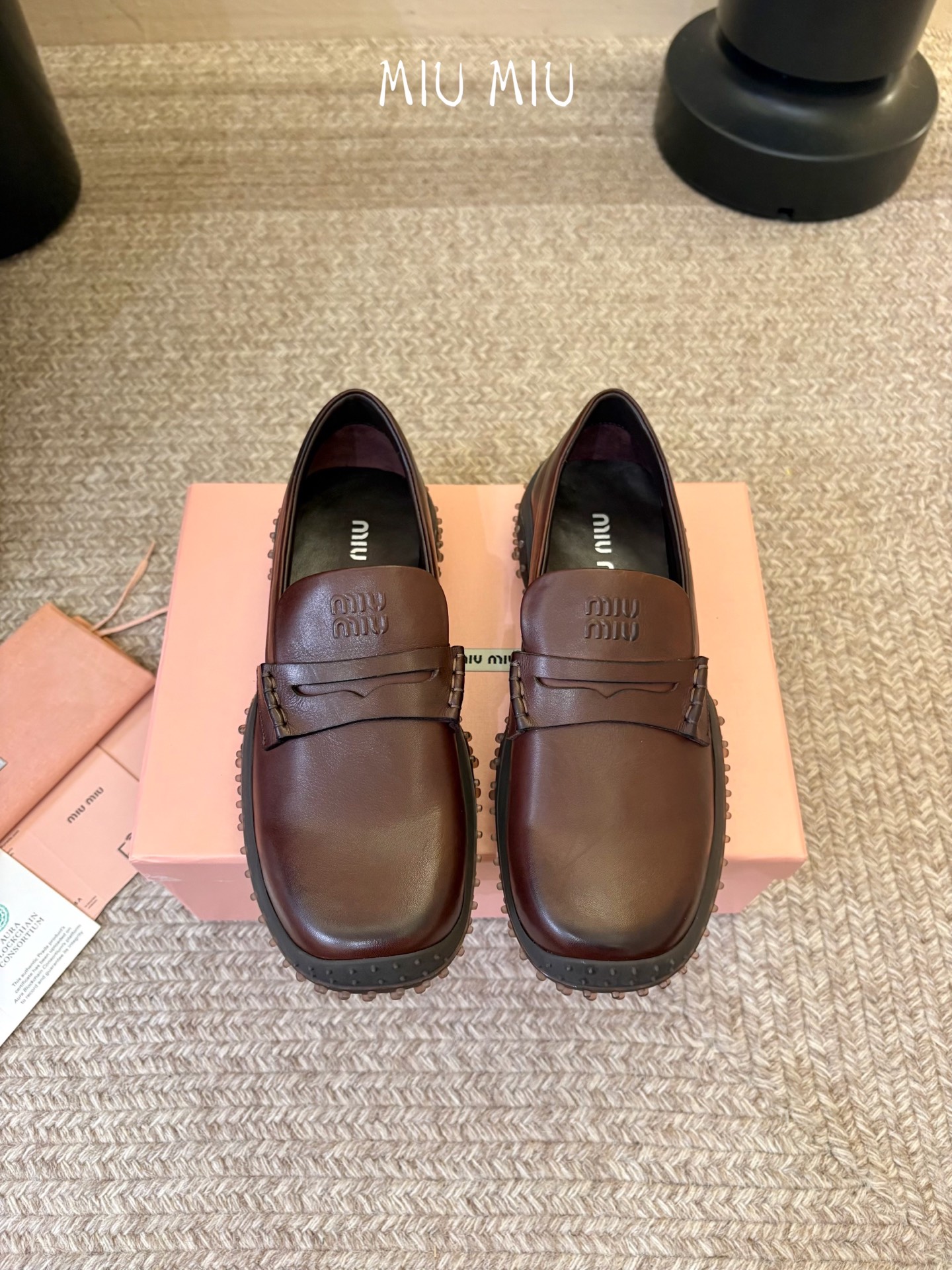 MiuMiu/缪缪 秋冬新款一脚蹬乐福鞋休闲鞋～顶级版本 今年主推款 复古做旧时尚  简约高级 随意搭配  上脚非常舒适