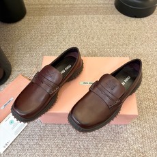 MiuMiu/缪缪 秋冬新款一脚蹬乐福鞋休闲鞋~顶级版本 今年主推款 复古做旧时尚 简约高级 随意搭配 上脚非常舒适 MiuMiu/缪缪 秋冬新款一脚蹬乐福鞋休闲鞋~顶级版本 今年主推款 复古做旧时尚 简约高级 随意搭配 上脚非常舒适