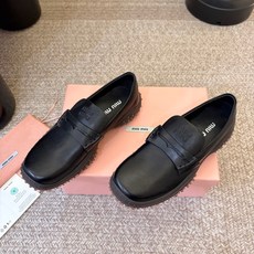 MiuMiu/缪缪 秋冬新款一脚蹬乐福鞋休闲鞋~顶级版本 今年主推款 复古做旧时尚 简约高级 随意搭配 上脚非常舒适 MiuMiu/缪缪 秋冬新款一脚蹬乐福鞋休闲鞋~顶级版本 今年主推款 复古做旧时尚 简约高级 随意搭配 上脚非常舒适