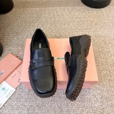 MiuMiu/缪缪 秋冬新款一脚蹬乐福鞋休闲鞋~顶级版本 今年主推款 复古做旧时尚 简约高级 随意搭配 上脚非常舒适 MiuMiu/缪缪 秋冬新款一脚蹬乐福鞋休闲鞋~顶级版本 今年主推款 复古做旧时尚 简约高级 随意搭配 上脚非常舒适